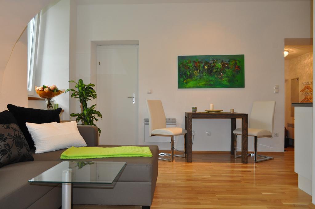 Ferienwohnung Im Univiertel Mit Garten Graz Bagian luar foto