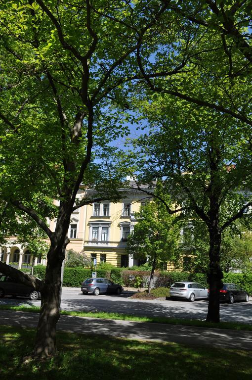 Ferienwohnung Im Univiertel Mit Garten Graz Bagian luar foto